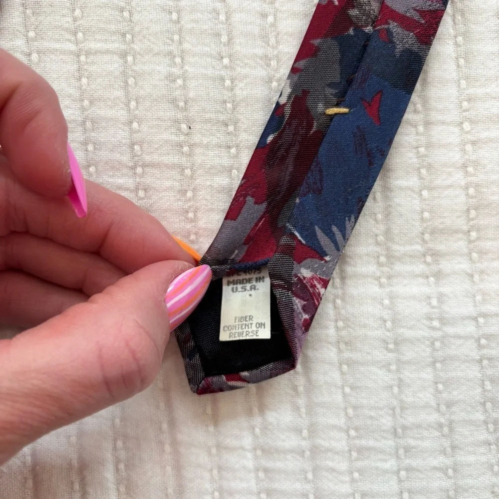 Oscar De La Renta Studio Mens Vintage Floral Neck Tie Made in USA Red Blue White
